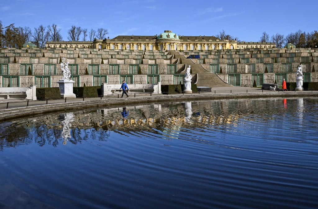 Skulpturen an der Großen Fontaine stehen vor Schloss Sanssouci und den Weinbergterrassen.
