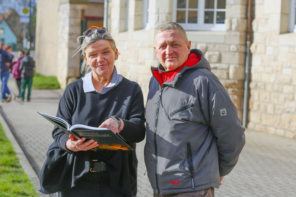 Sylvia Schnicke und Lothar Böhme von der Chronikgemeinschaft Nemsdorf-Göhrendorf präsentieren die zweite Chronik.