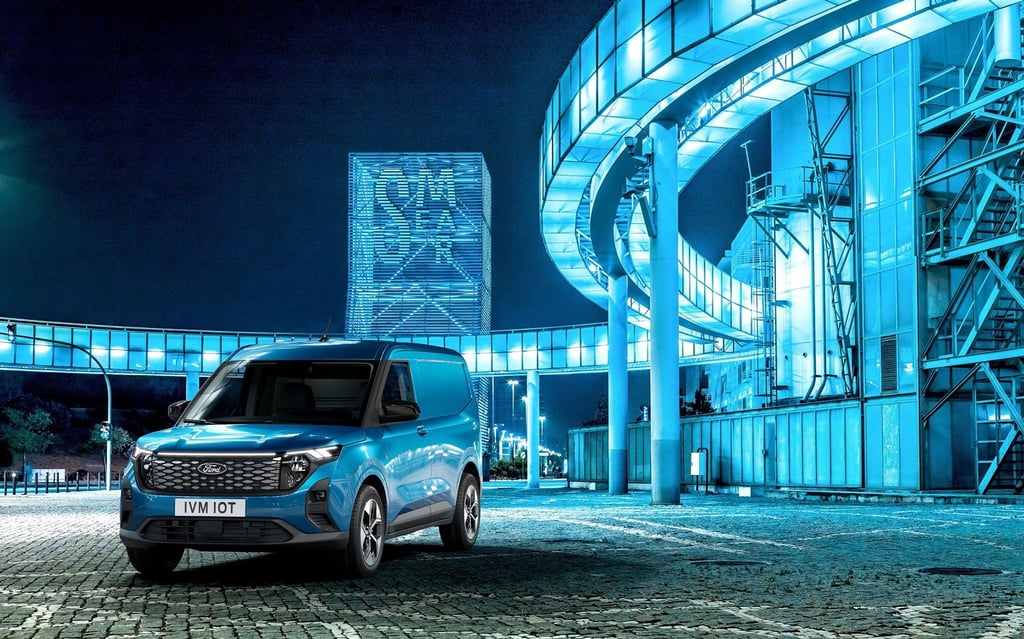 Handwerk und Handel im Fokus: Vom Kastenwagen Transit Courier plant Ford auch eine elektrische Variante (Foto).
