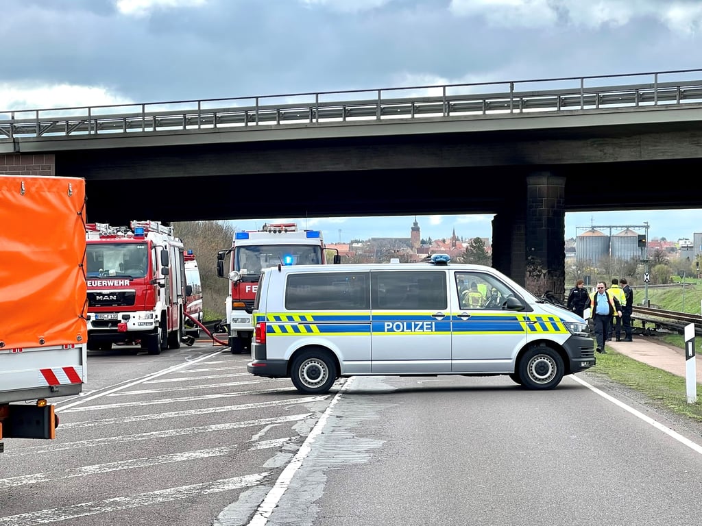 Nach dem schweren Verkehrsunfall an der Autobahn 14 bei Könnern vermutet die Polizei, dass der Verunglückte der Halter des Fahrzeuges ist.