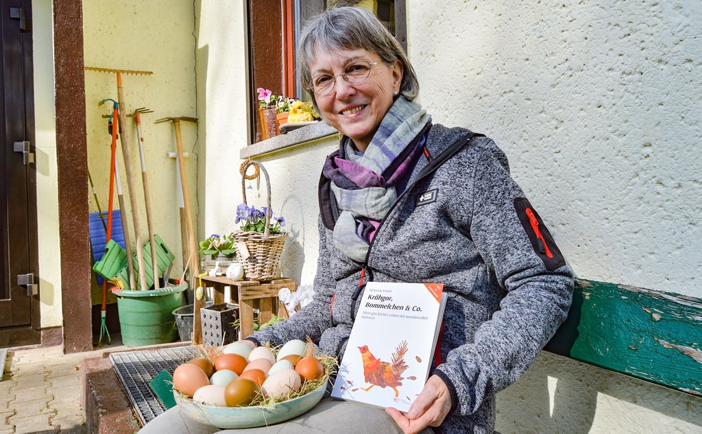 Jeden Tag Ostern: Kerstin Frost zeigt ein Körbchen mit Eiern, die ihre Hühner gelegt haben – und ihr Buch über ihre gefiederten Freude.