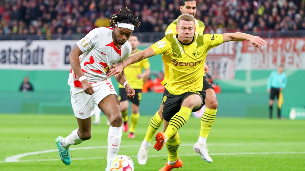 Nicht zu halten: Mo Simakan (l.) gegen Julian Ryerson.