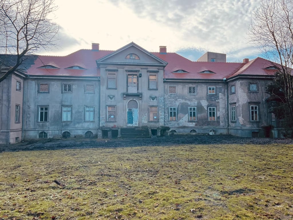 Das Schloss in Helmsdorf hat im Winter zum Teil ein neues Dach bekommen.