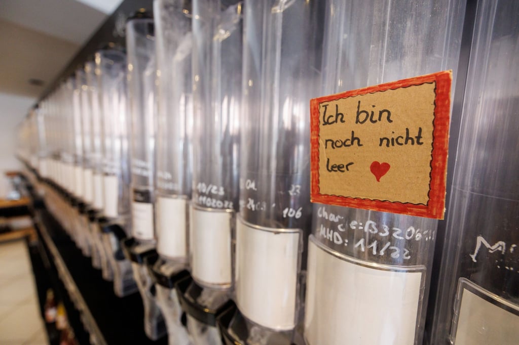 In Unverpackt-Läden befüllen Kundinnen und Kunden mitgebrachte Behältnisse mit den angebotenen Lebensmitteln.