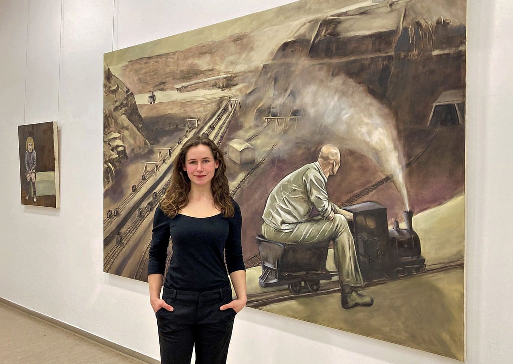 „Tagebau“ ist das größte Bild in der Ausstellung. Bis vor wenigen Tagen hat Chiara Hofmann noch daran gearbeitet.