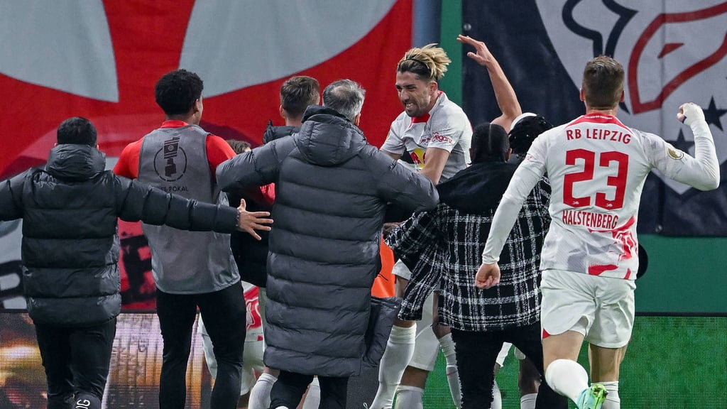 RB-Trainer Marco Rose (Mitte) rennt zum Vorbereitern des 2:0, Kevin Kampl, und Torschütze Willi Orban (verdeckt)
