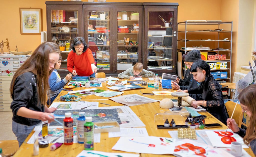 Auch für Kinder und Jugendliche gibt es an den Volkshochschulstandorten Angebote, wie etwa diesen Kunstkurs an der Zeitzer VHS.