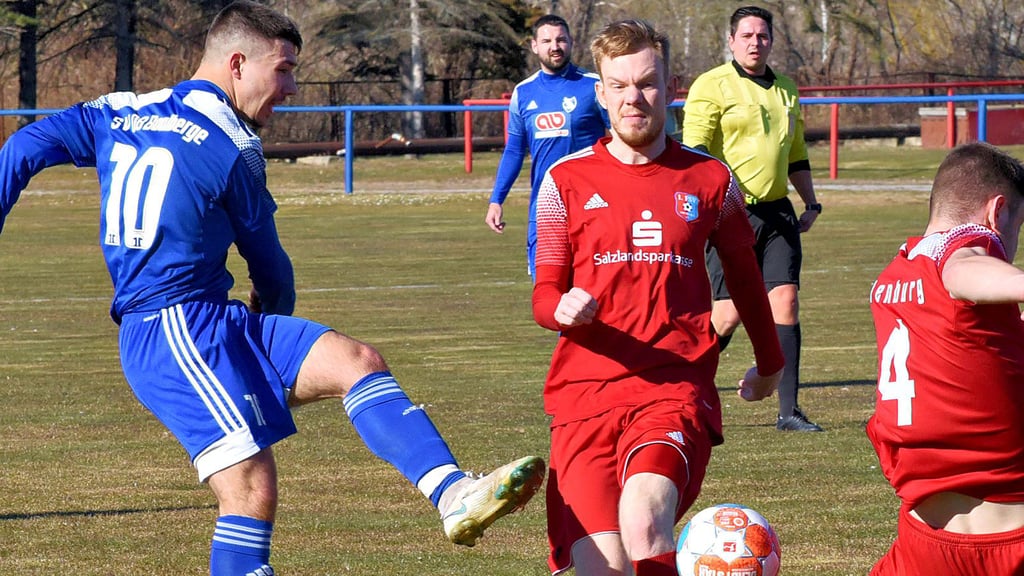 Die Baalberger (blaue Trikots) wollen heute für eine Überraschung im Salzlandpokal gegen Nienburg sorgen.