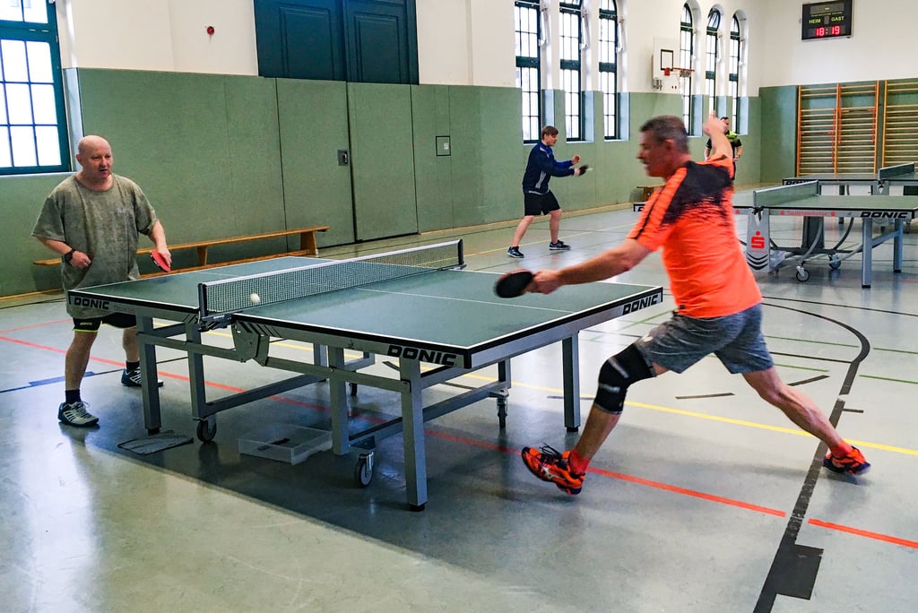 Die MItglieder des TSV 1990 verbessern und trainieren ihre Fähigkeiten im Tischtennis. Sie sind mit Spaß und Ehrgeiz dabei.