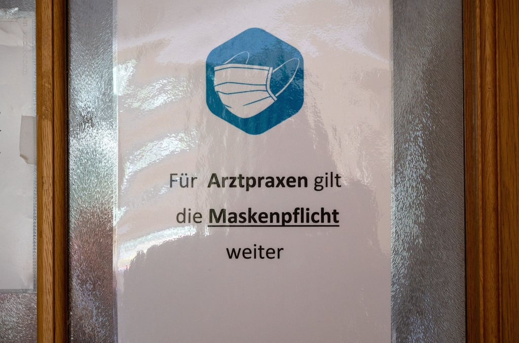 Die letzten Maskenpflichten laufen am Freitag auch in Gesundheitseinrichtungen aus. Doch Schutzbestimmungen an der Eingangstür für Patientinnen und Patienten sind nach wie vor möglich.
