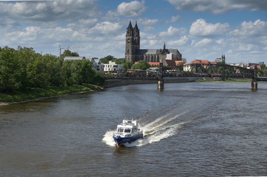 Die WSP 19 / Tanger fährt auf der Elbe bei Magdeburg.