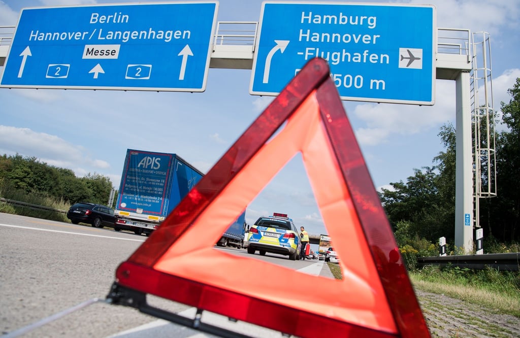 Raus aus der Gefahrenzone: Nach einem Unfall oder einer Panne bringen sich Betroffene möglichst schnell aber umsichtig in Sicherheit.