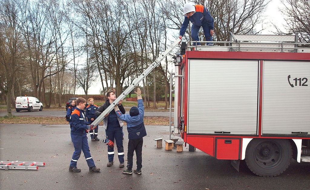 Die Mitglieder der Schramper Jugendwehr luden zuerst die vierteilige Steckleiter vom Feuerwehrauto.