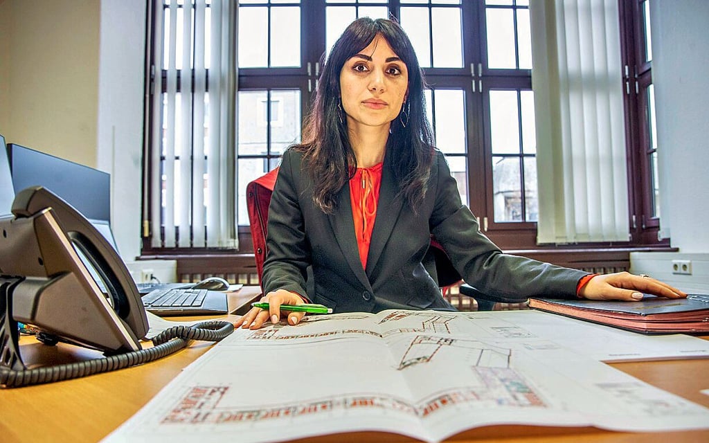 Eter Hachmann mit den Plänen der Grundschule Tempelhofer Straße