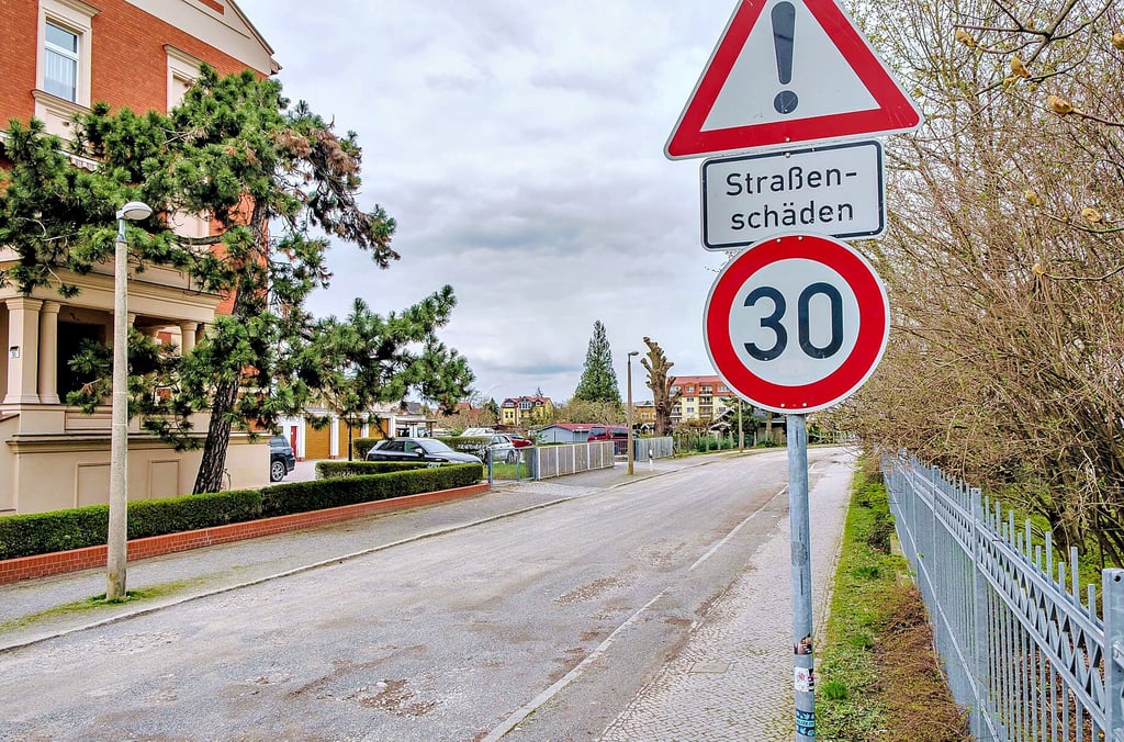 Nichts für Feiglinge: die mit Schlaglöchern durchsetzte Friedrich-Engels-Straße