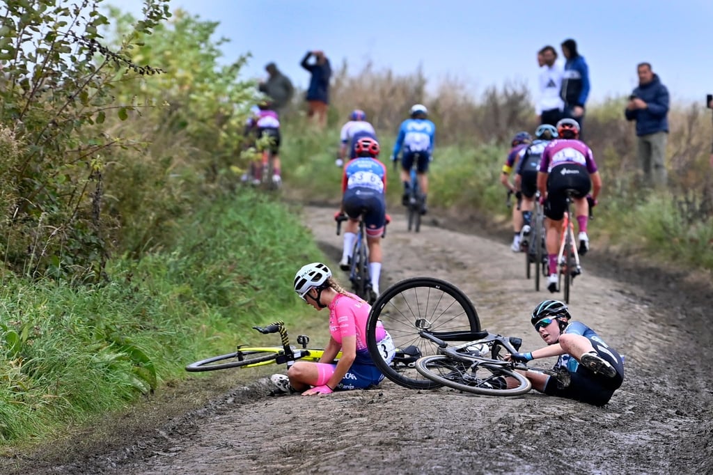 Zwei Radsportlerinnen liegen nach einem Sturz auf dem Boden.