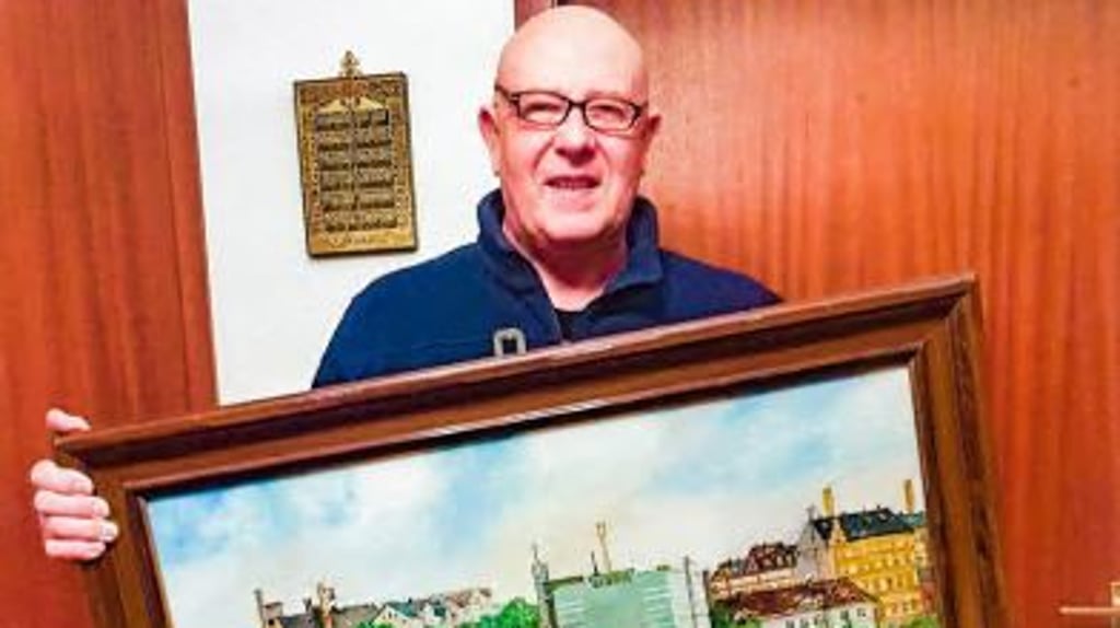 Steffen Weiß hält das Gemälde seines Urgoßvaters von der gesprengten Saalebrück in der Hand. Er möchte es gern der Stadt Weißenfels überlassen.
