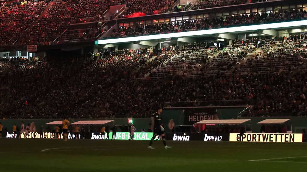 Zwei Mal ging für Sekunden beim Pokalspiel zwischen RB und dem BVB das Flutlicht aus