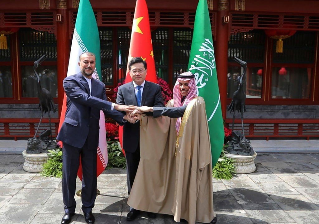 Irans Außenminister Hussein Amirabdollahian (l.), sein saudischer Kollege Prinz Faisal bin Farhan Al Saud (r.) sowie Chinas Außenminister Qin Gang in Peking.