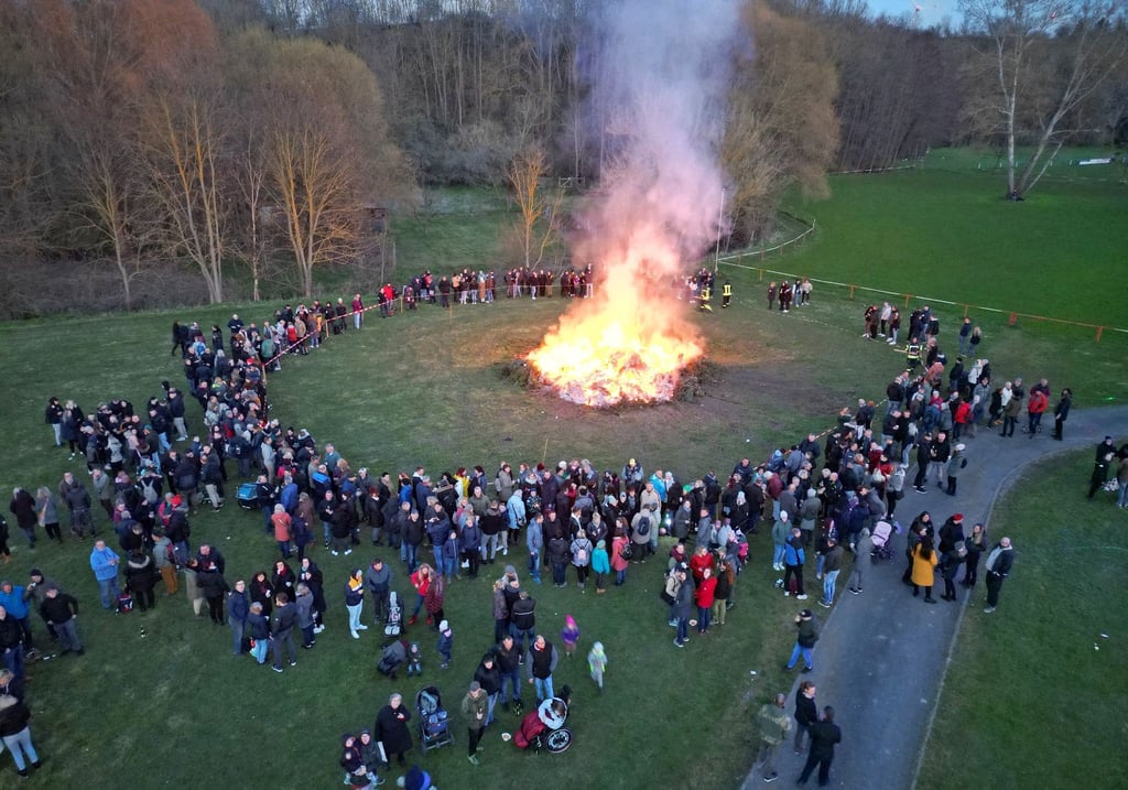 Erste Osterfeuer brennen im Land.