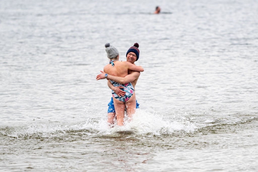 Chris und Bettina gehen beim traditionellen Anbaden im Strandbad Wannsee am Karfreitag ins 8,4 Grad kalte Wasser.