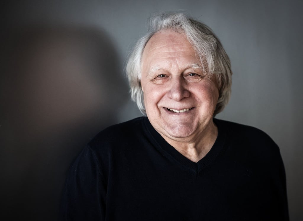 ESC-Kommentator Peter Urban, Journalist und Radio-Kommentator, lächelt bei einem Fototermin.