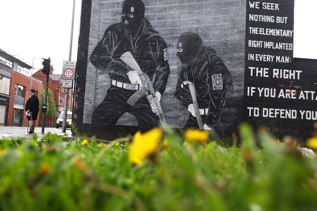 Im Osten von Belfast zeigt ein Wandbild noch heute loyalistische, also pro-britische Kämpfer.