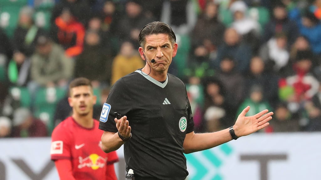 Schiedrichter Deniz Aytekin leitet das Spiel zwischen Hertha BSC Berlin und RB Leipzig.