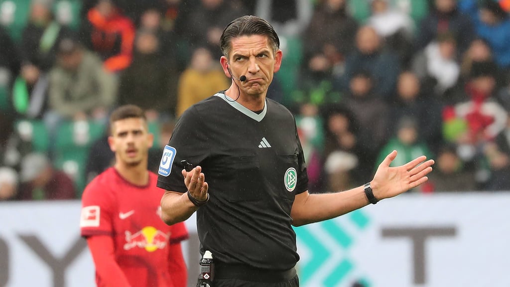 Schiedrichter Deniz Aytekin leitet das Spiel zwischen Hertha BSC Berlin und RB Leipzig.