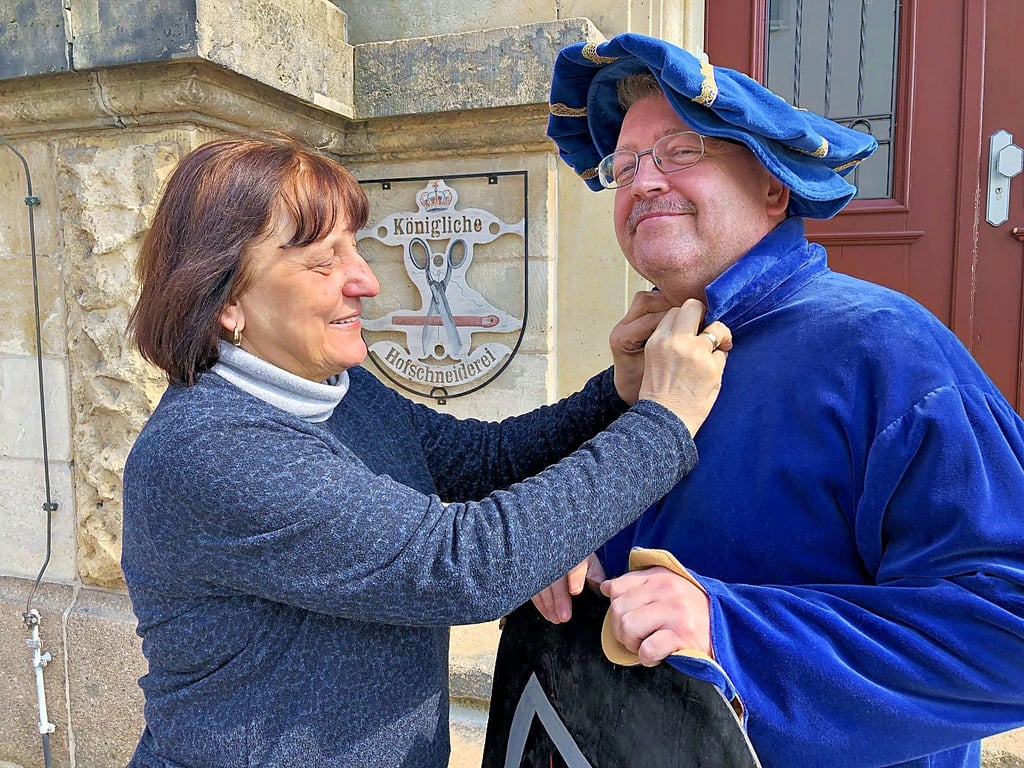 Kerstin Knoblauch von der Königlichen Hofschneiderei richtet das Heroldskostüm, das Torsten Hamann zum Festumzug tragen wird.