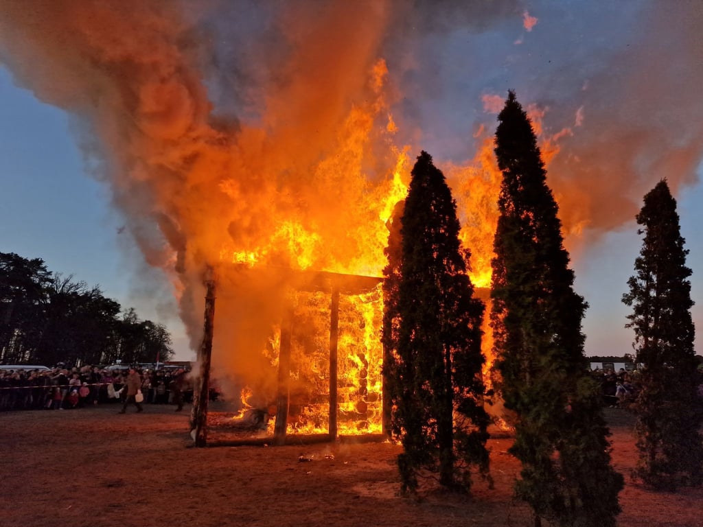 In Trechwitz brennt ein nachgebauter griechischer Tempel bei einem Osterfeuer.