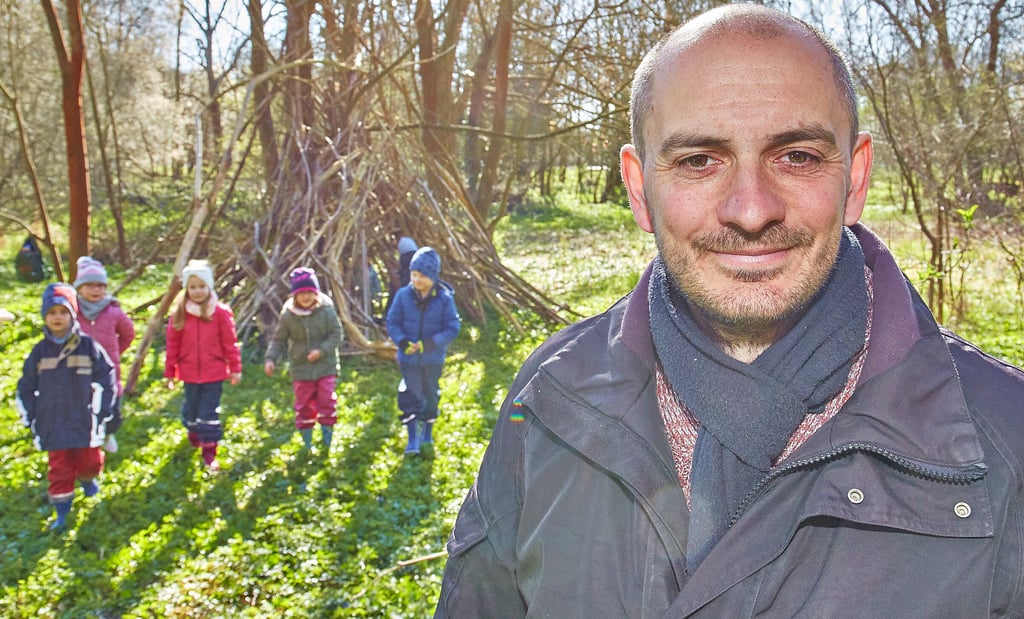 Der 38-jährige Dominik Schumann ist Wald- und Naturpädagoge in der Ilberstedter Kita „Pusteblume“.