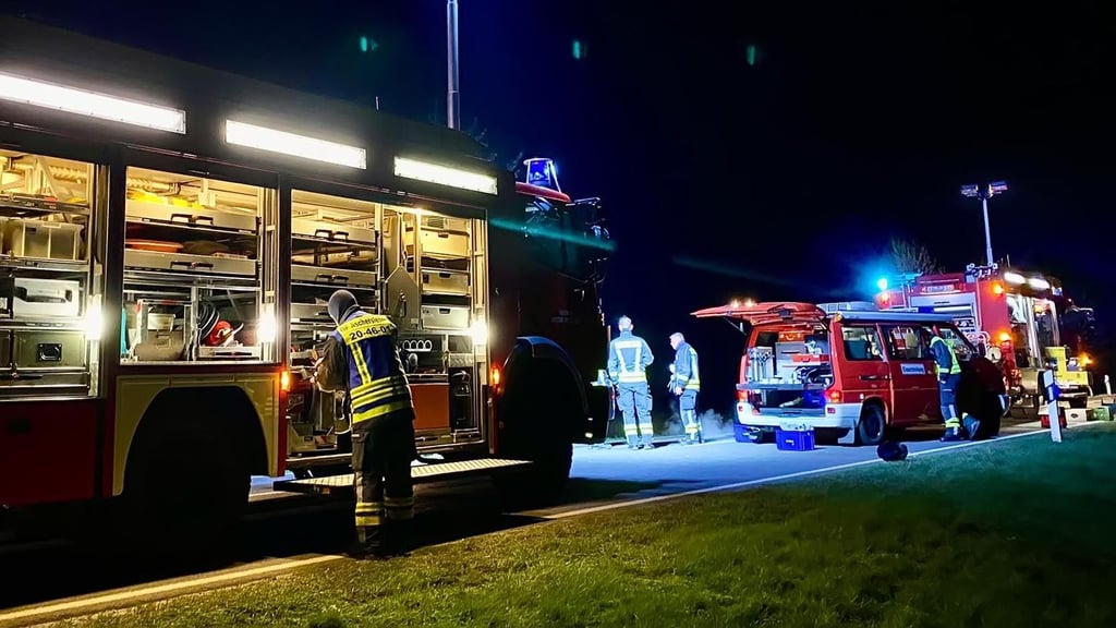 Die Ascherslebener Feuerwehr hat die Unfallstelle bei Winningen ausgeleuchtet.