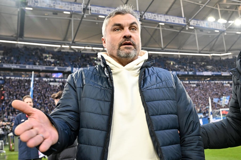 Schalkes Cheftrainer Thomas Reis im Stadion.
