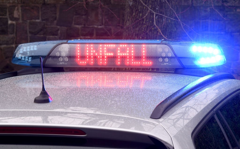 Die Leuchtschrift „Unfall“ auf dem Dach eines Polizeiwagens.