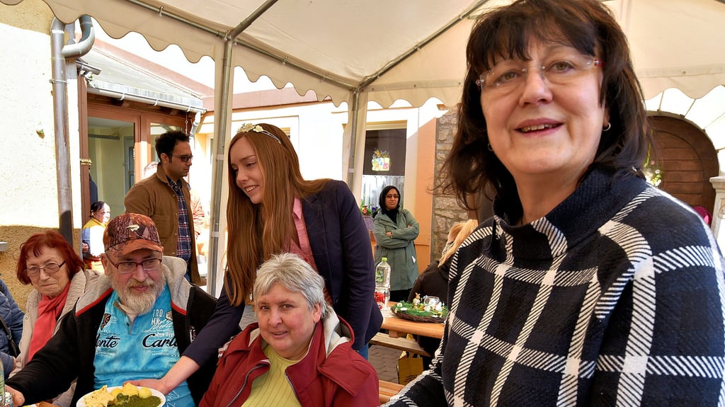 Jörg Schmidt und Sibylle Beier wurden von der Weinprinzessin Anna Tegtmeier und Eva Feußner (v.l.n.r.) mit Kartoffeln, Spinat und Rührei bedient.
