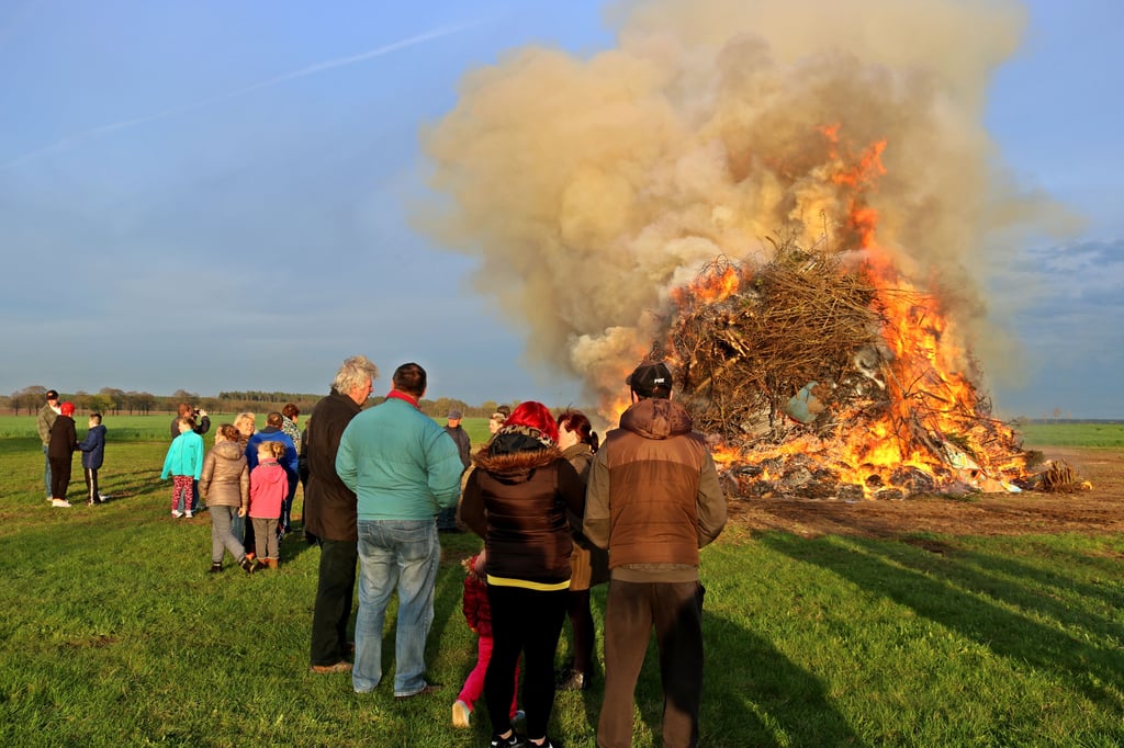 Ein riesiges Osterfeuer lodert 2017 in Bone.