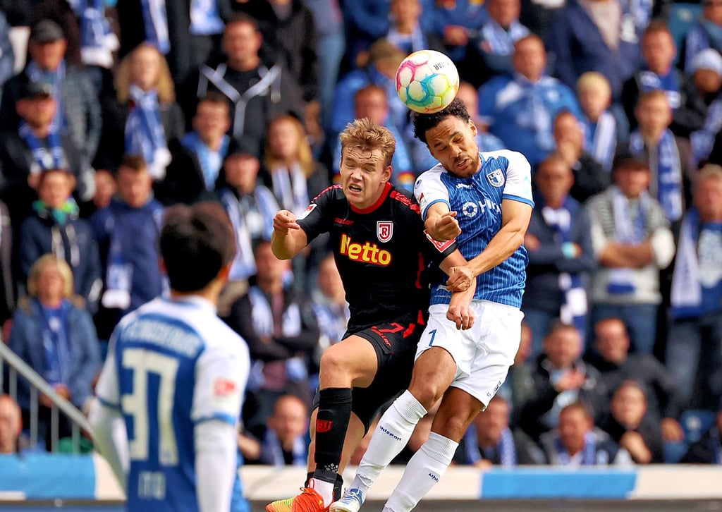 In der Hinrunde setzten sich Herbert Bockhorn (r.), Tatsuya Ito (l.) und Co. gegen Regensburg um Nicklas Shipnoski mit 1:0 durch. Dem aktuell verletzten Luca Schuler gelang das Tor des Tages.