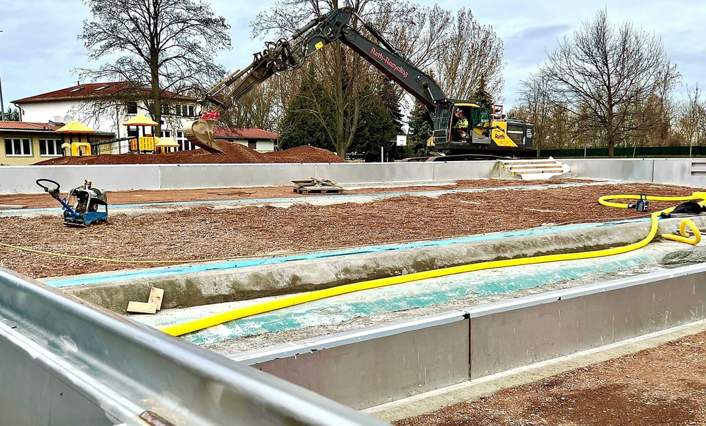 Wegen immer wieder neu auftretenden Mängeln wurde das Schwimmbecken in Alsleben durch eine Stahlbecken ersetzt.