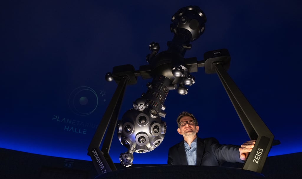 Dirk Schlesier leitet das Planetarium in Halle. Gegenüber der MZ hat er über seine Vorstellungen gesprochen.