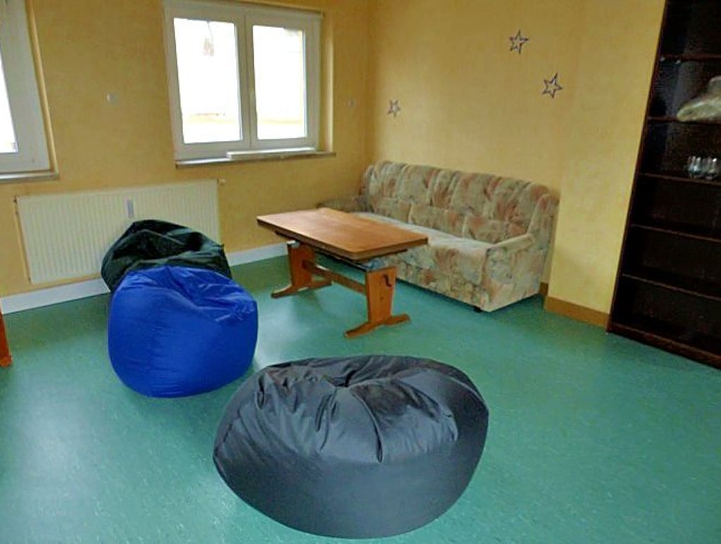Im Jugendraum im Dorfstübchen Welbsleben gibt es eine Sitzecke, Darts und Tischkicker.
