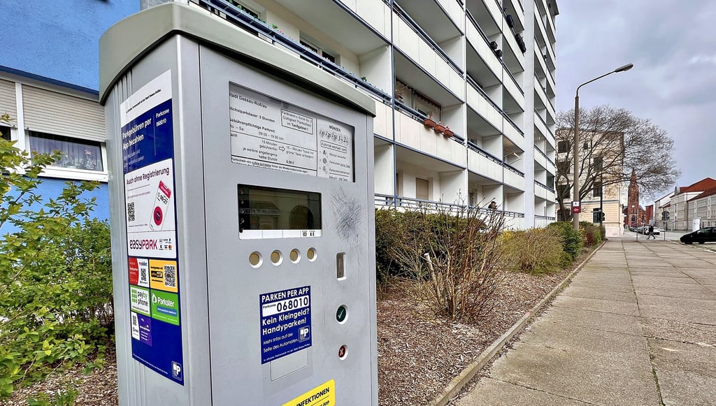 Das Parken in der Innenstadt, wie hier in der Ferdinand-von-Schill-Straße kostet 50 Cent je halbe Stunde. Dabei soll es vorerst bleiben.