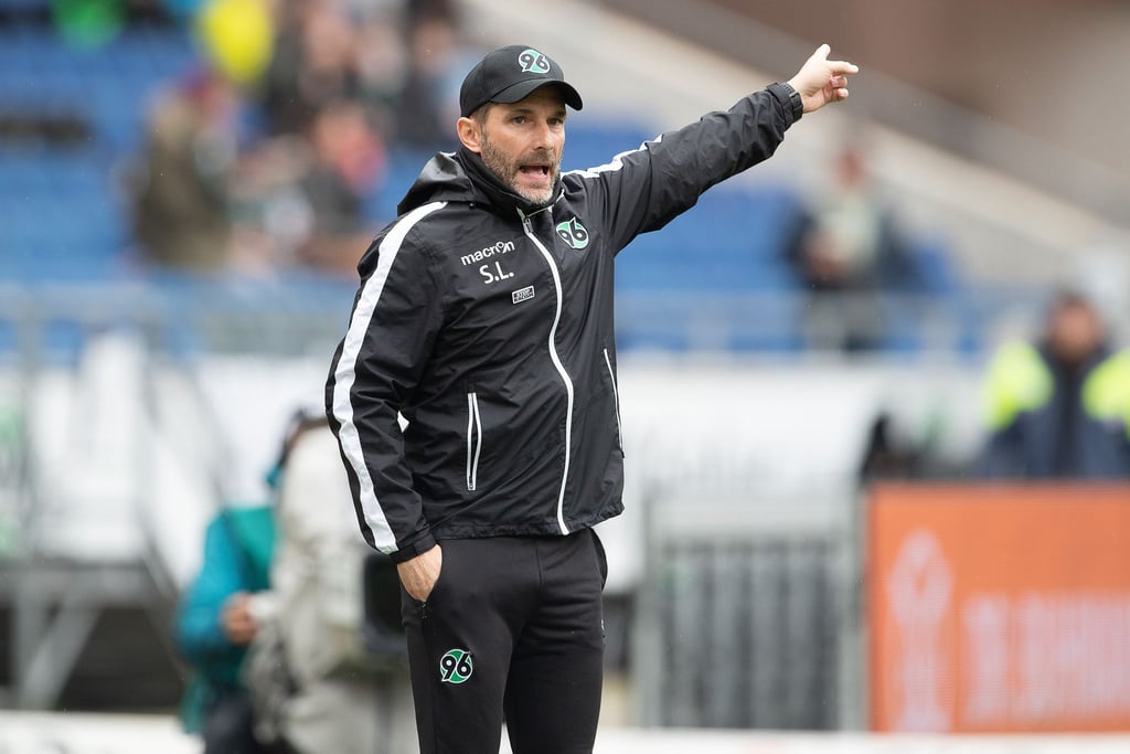 Stefan Leitl steht am Spielfeldrand und ruft etwas.