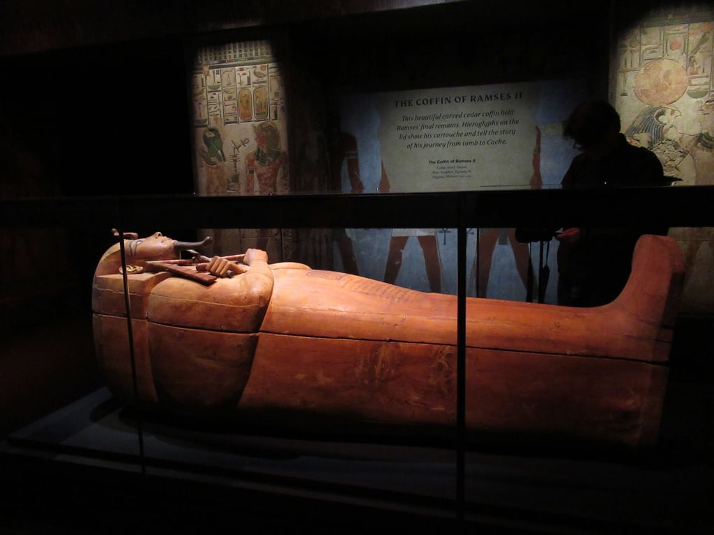 Der Sarkophag von Ramses II. ist Teil der Ausstellung „Ramses und das Gold der Pharaonen“ in Paris.