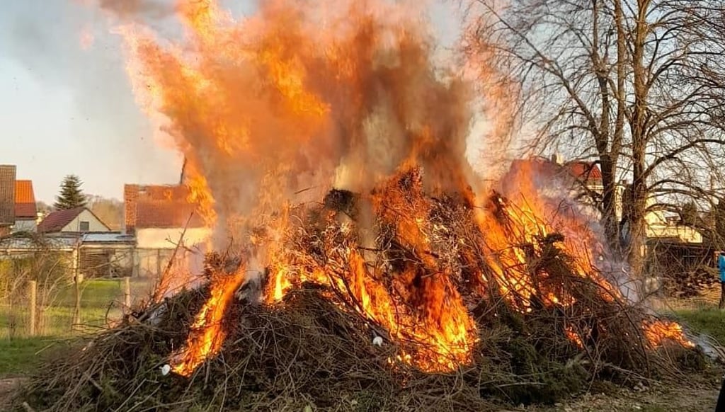 Das erste Osterfeuer in der Region Genthin brannte in Altenplathow.