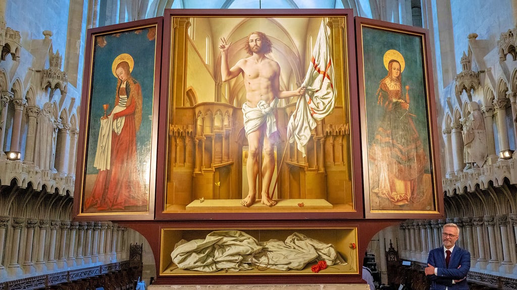 Die österliche Rückseite des Cranach-Triegel-Altars zeigt den auferstandenen Christus. Rechts am Bildrand der Leipziger Maler Michael Triegel