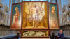 Die österliche Rückseite des Cranach-Triegel-Altars zeigt den auferstandenen Christus. Rechts am  Bildrand der Leipziger Maler Michael Triegel