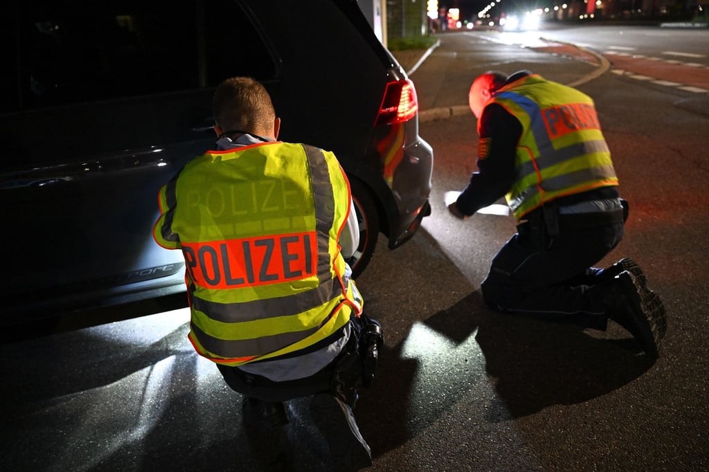 Polizisten kontrollieren einen getunten Volkswagen Golf, der von einer Verkehrskontrolle am sogenannten „Car-Freitag“ herausgezogen wurde.