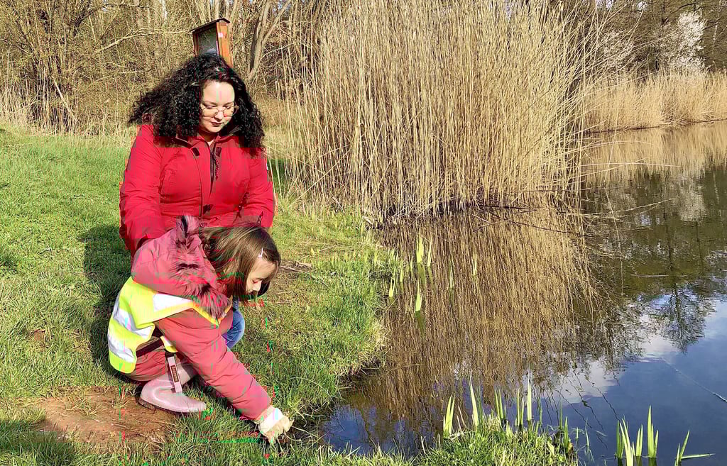 Lisa Klaus und ihre Tochter Hanna Enders helfen den Kröten über die Straße und setzen die abgesammelten Kröten in den Osterfelder Tonteich ein.