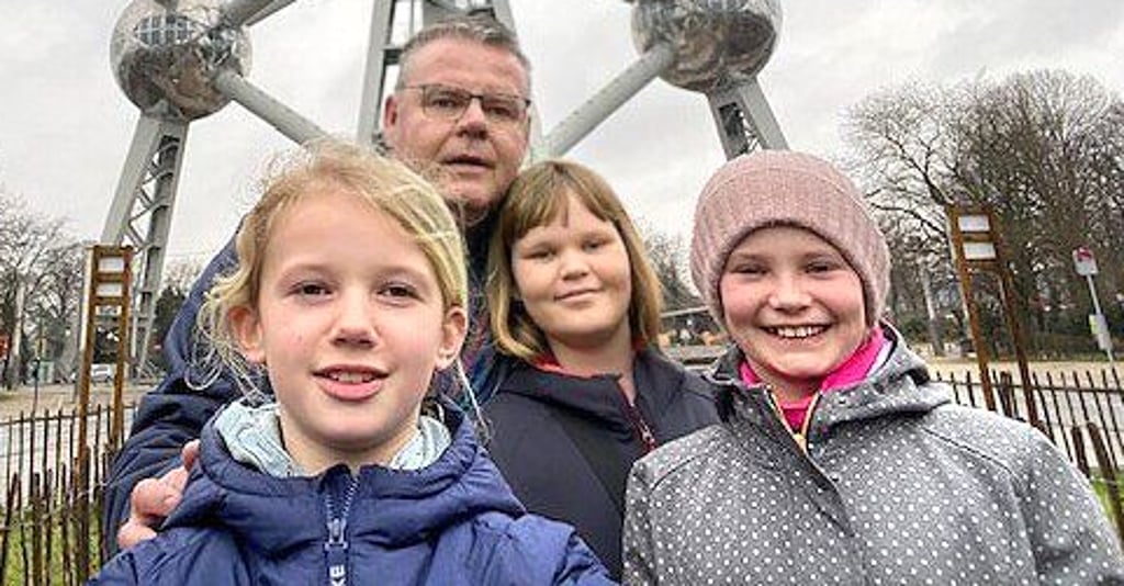 Selfie vor dem Atomium: Alstein-Schulleiter Michael Blaschke mit Frieda, Laila und Wolke (v.l.). Die Zehnjährigen durften nach Brüssel reisen.